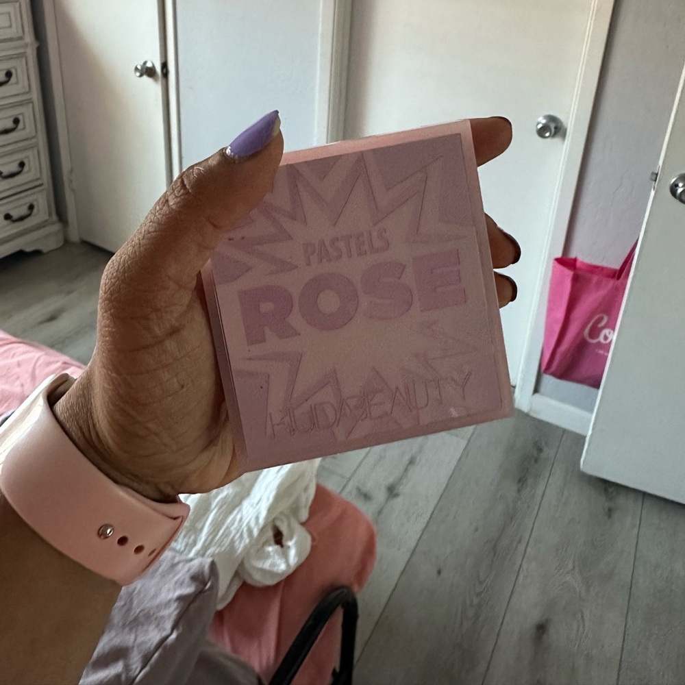 Huda Beauty Pastels Rose Eyeshadow💕💓🥀